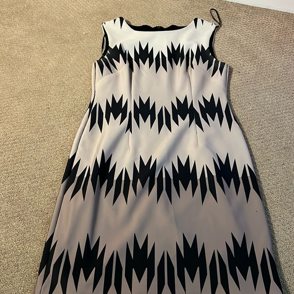Vince Camuto dress. Perfect condition. Zips all the way down the back. Worn once - Picture 1 of 4